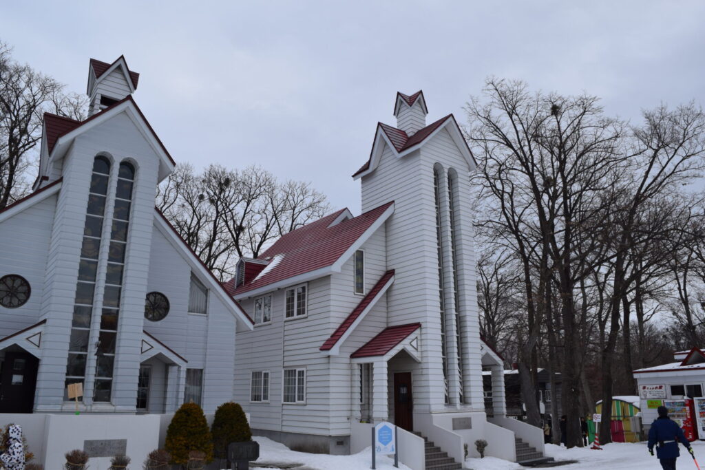 さっぽろ羊ヶ丘展望台　さっぽろ雪まつり資料館（右）
