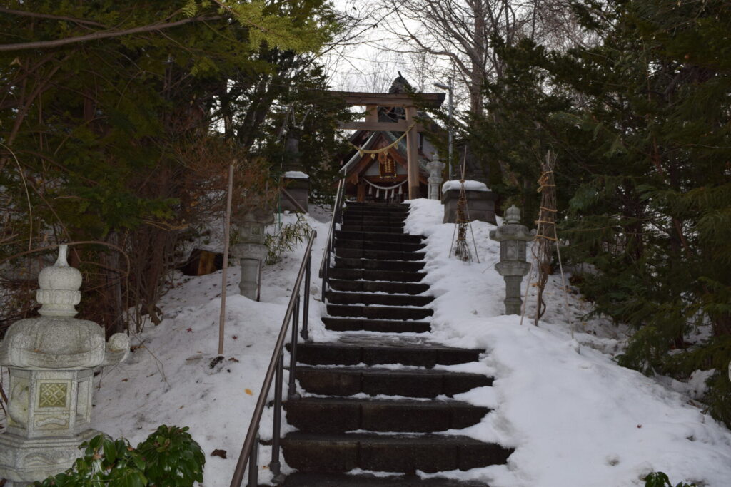 平岸天満宮・太平山三吉神社　鳥居と石段