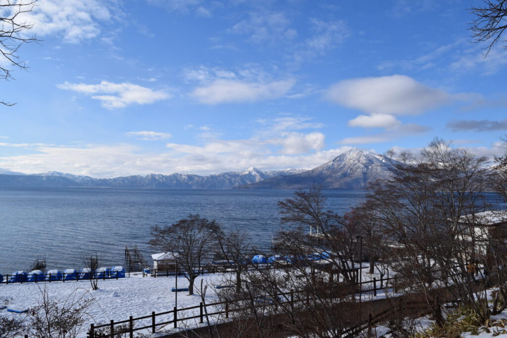 支笏湖神社　鳥居前からの支笏湖