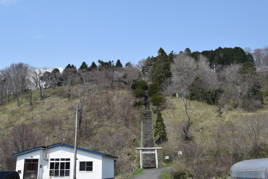 歌笛神社 長い階段の参道