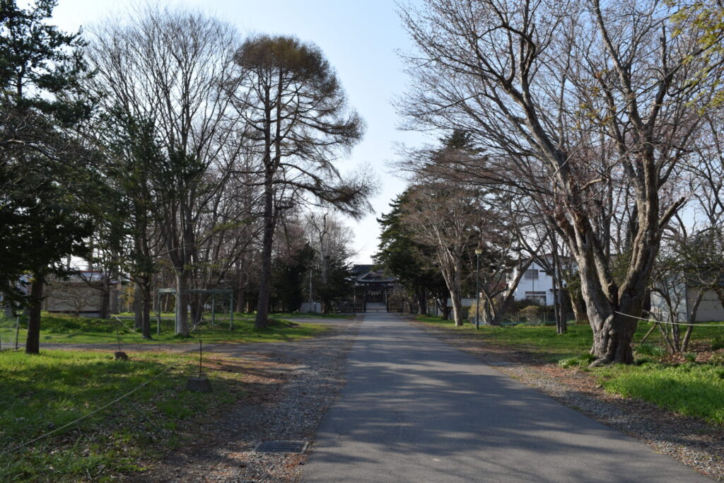 静内神社　境内