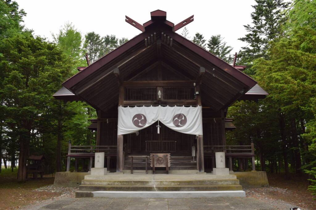 川西神社 社殿