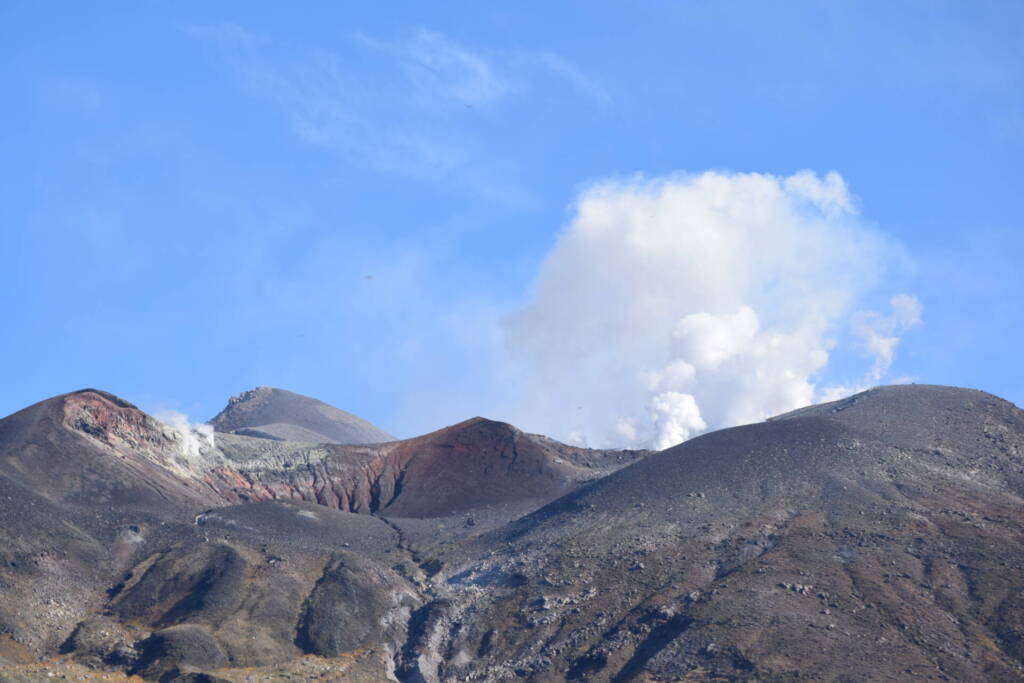 十勝岳　火口と噴煙