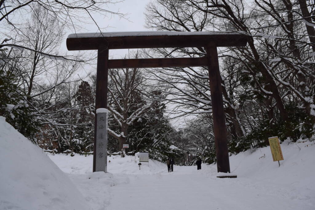 北海道神宮　鳥居と社号標（開拓神社側）