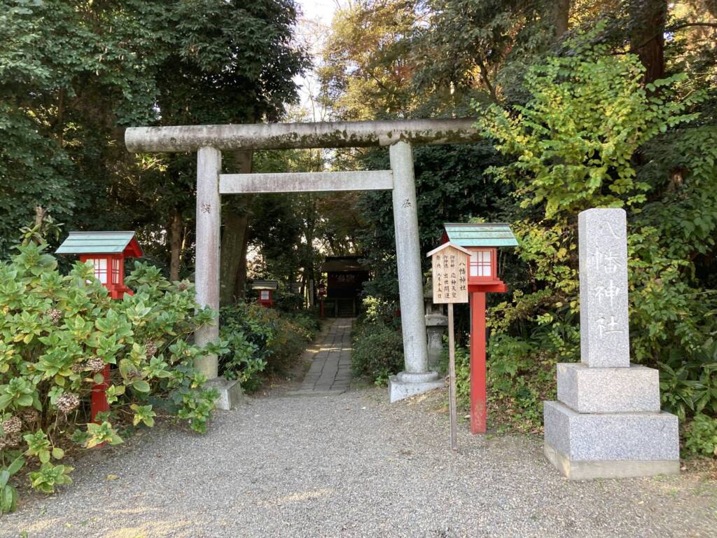 鷲宮神社　八幡神社の鳥居と社号標