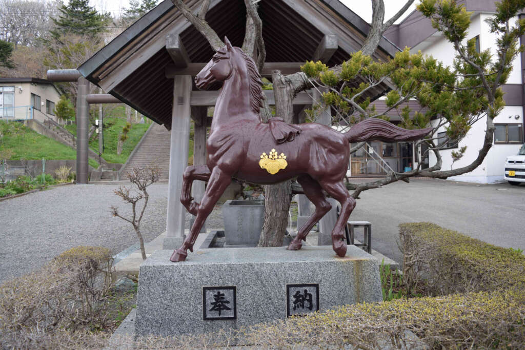 浦河神社　神馬像
