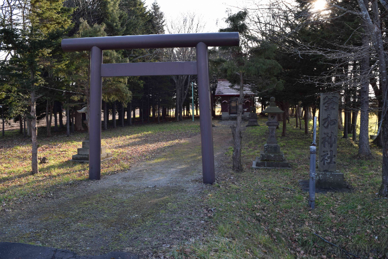 釜加神社　鳥居と社号標